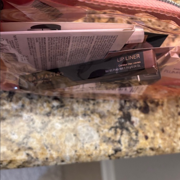 New Assorted lip Cosmetics - Picture 6 of 7